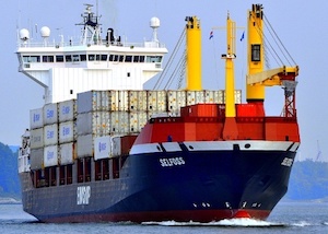 A picture of the Gordon Gunter at sea.