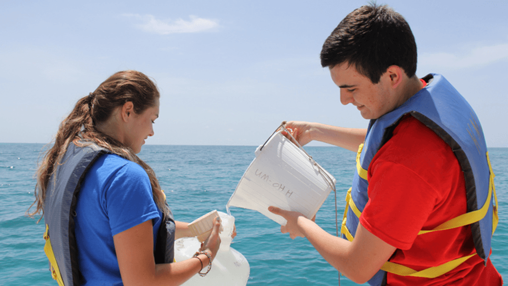 Pasantes del AOML recogen una muestra de agua en el Santuario Marino Nacional de los Cayos de Florida durante el evento del Día de Muestreo Oceánico 2014. Crédito de la imagen: NOAA