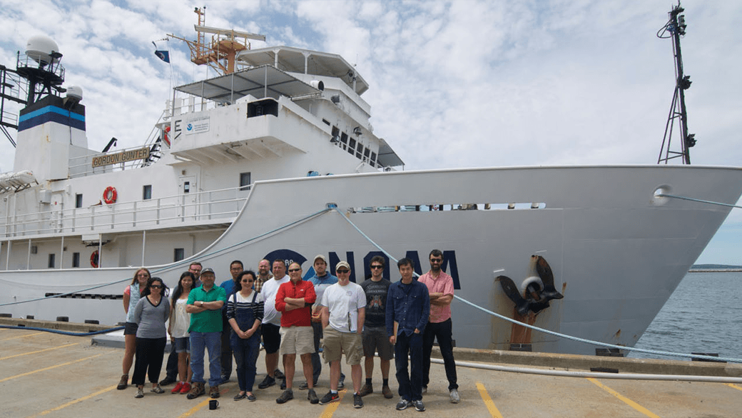 El equipo de investigación junto al buque Gordon Gunter de la NOAA en Newport, RI, antes de partir en un crucero sobre la acidificación de los océanos a lo largo de la costa este de Estados Unidos. Crédito de la imagen: NOAA
