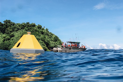 El personal del Servicio de Parques Nacionales visita la boya de acidificación oceánica recientemente instalada en la Bahía de Fagatele, en el Santuario Marino Nacional de Samoa Americana.