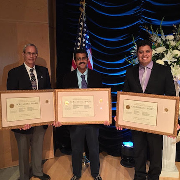 El Dr. Frank Marks, el Dr. S. G. Gopalakrishnan y el Dr. Thiago Quirino posan con sus premios de la Medalla de Oro del Departamento de Comercio. Crédito de la imagen: NOAA