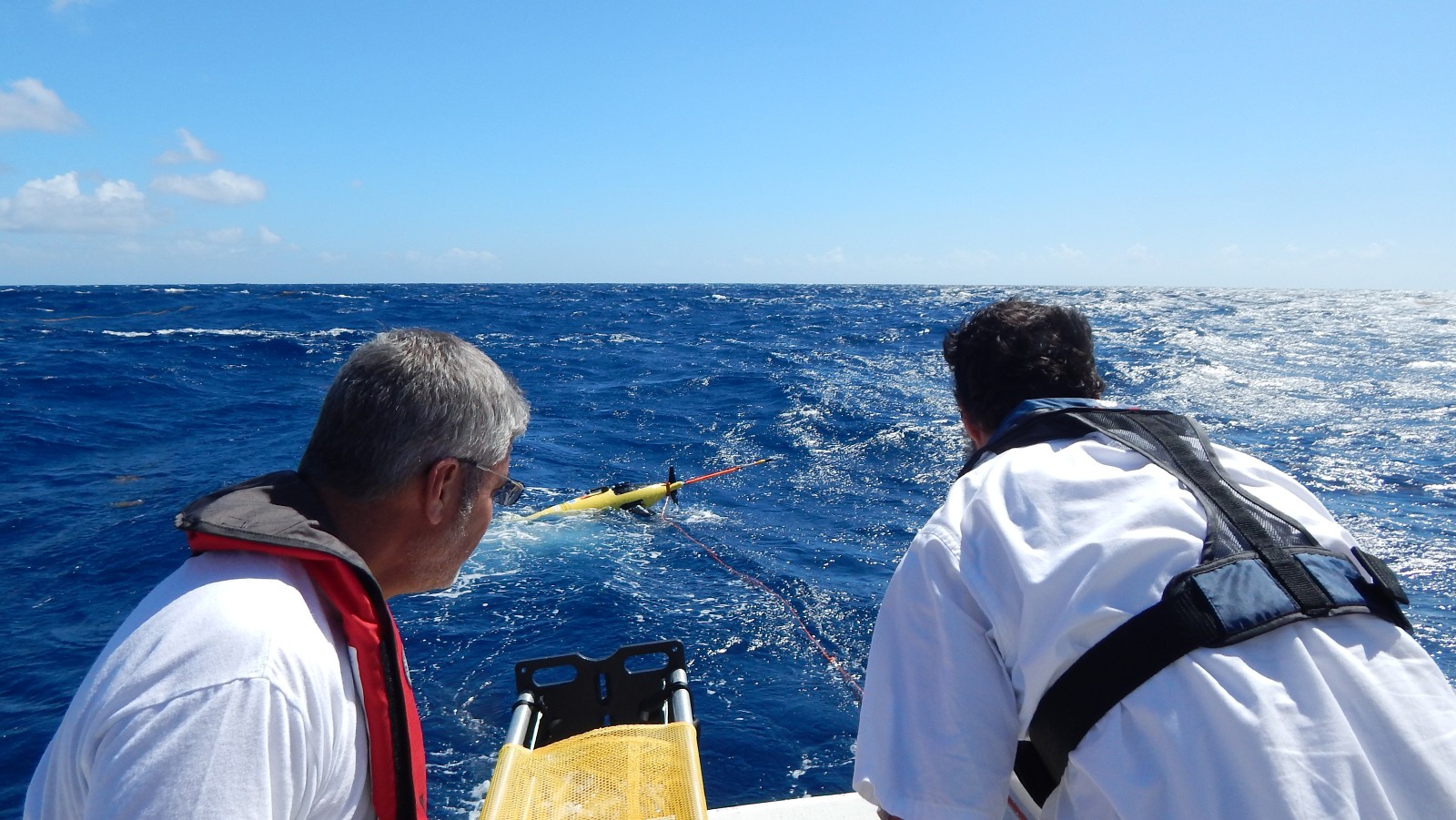 El profesor Julio Morell de la Universidad de Puerto Rico en Mayagüez y Grant Rawson del AOML, observan el planeador a la deriva después de desplegarlo el 6 de febrero de 2015. Crédito de la imagen: NOAA