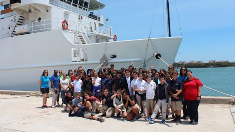 Students and teachers pose in front of the Nancy Foster. Image credit: NOAA