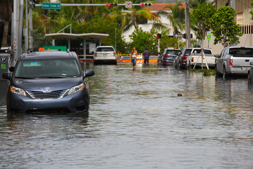 Vehicles submerged in king tide floodwaters near Indian Creek Dr. Image credit: NOAA