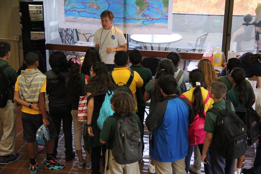 AOML researcher discusses ocean currents with a group of students. Image credit: NOAA