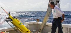 Ubaldo López de la Universidad de Puerto Rico en Mayagüez se prepara para lanzar los planeadores oceánicos de la NOAA en el verano de 2017 frente a Puerto Rico.