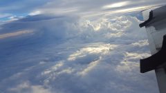 El ojo del huracán Matthew como se muestra en el avión laboratorio volador P3. El borde del ala es visible a la derecha y a la izquierda la cubierta de nubes del ojo domina la escena. Crédito de la foto, NOAA.