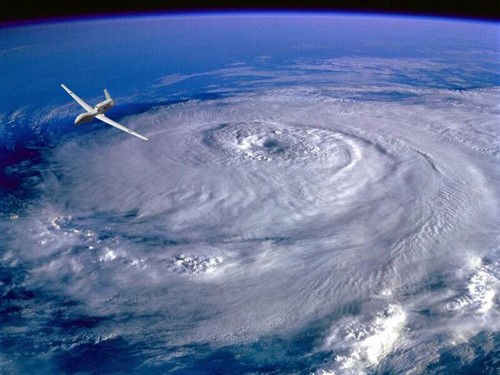 Los aviones de la NOAA volarán hacia los huracanes y recogerán datos para mejorar las previsiones. Crédito de la imagen: NOAA