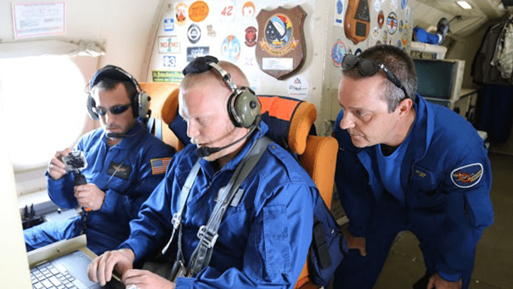 Drew Osbrink y Eric Redweik, de Sensintel, y Joe Cione, investigador de huracanes de la NOAA, supervisan los datos del Coyote mientras vuela hacia el huracán Edouard. (Crédito de la imagen:NOAA)