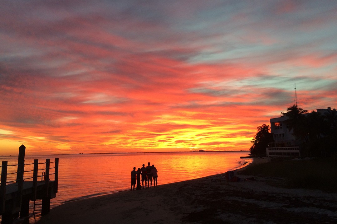 Los residentes de Miami disfrutan de una hermosa puesta de sol sobre la Bahía de Biscayne. Crédito de la foto: NOAA/AOML