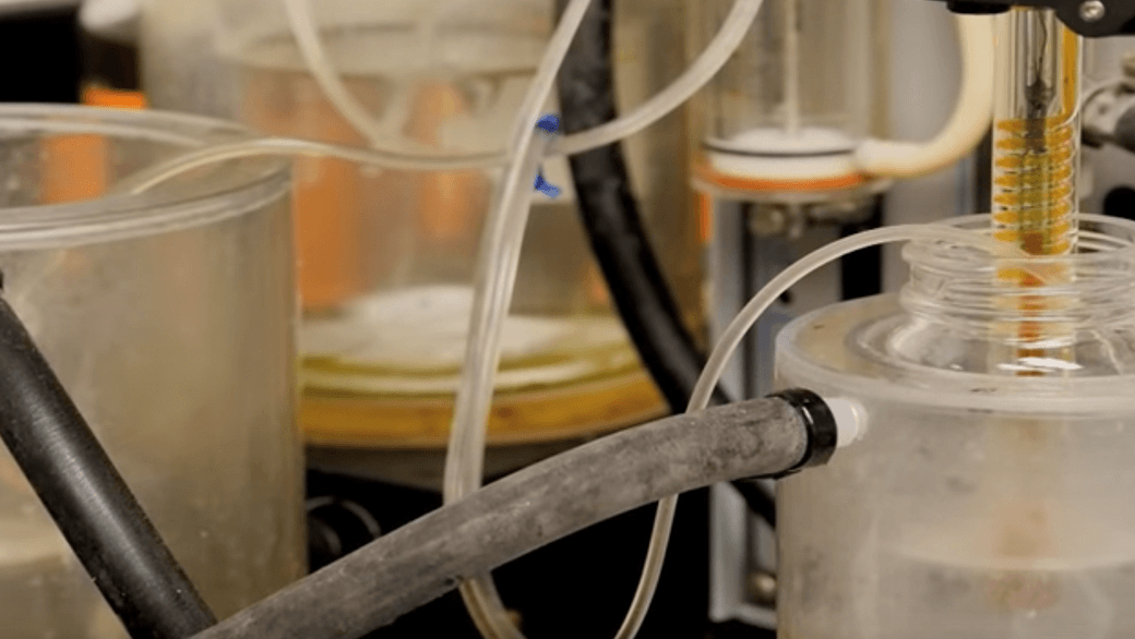 Detalle de la toma de muestras en el laboratorio de carbono. Crédito de la foto: NOAA.