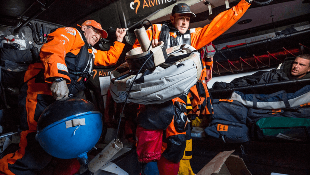 Los regatistas del Team Alvimedica despliegan un drifter en el Océano Antártico. Crédito de la imagen: Amory Ross/Volvo Ocean Race