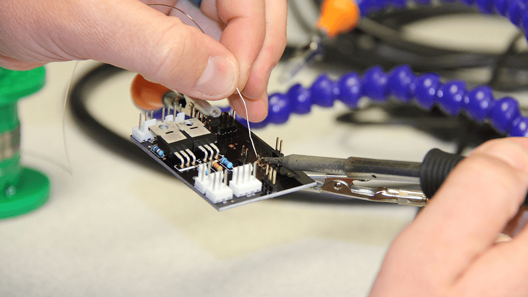 Assembling Circuitry Montaje de circuitos en el Laboratorio de Fabricación Avanzada del AOML