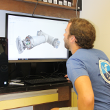 El científico Nathan Formel diseña las piezas del dispositivo de muestreo subacuático utilizando el software CAD en el Laboratorio de Fabricación Avanzada Crédito de la foto: NOAA