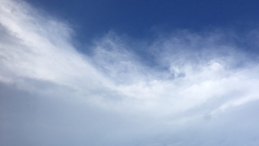 El efecto "Stadium Eyewall" del huracán Lane muestra las nubes que rodean al P3 contra un cielo azul.