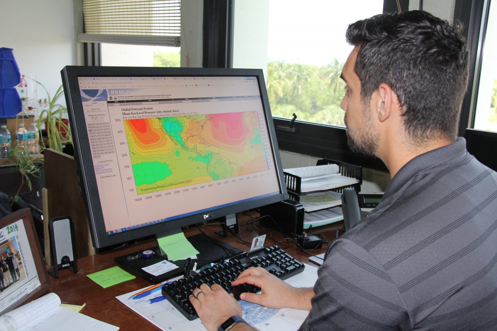 Ghassan &quot;Gus&quot; Alaka evaluando las previsiones del HWRF-B. Crédito de la foto: NOAA AOML.