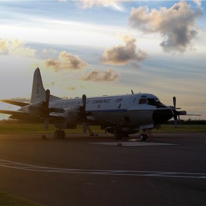 Avión P-3 Hurricane Hunter en la pista. Crédito de la foto: NOAA.
