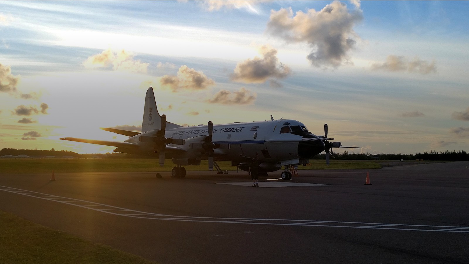 Avión P-3 Hurricane Hunter en la pista. Crédito de la foto: NOAA.