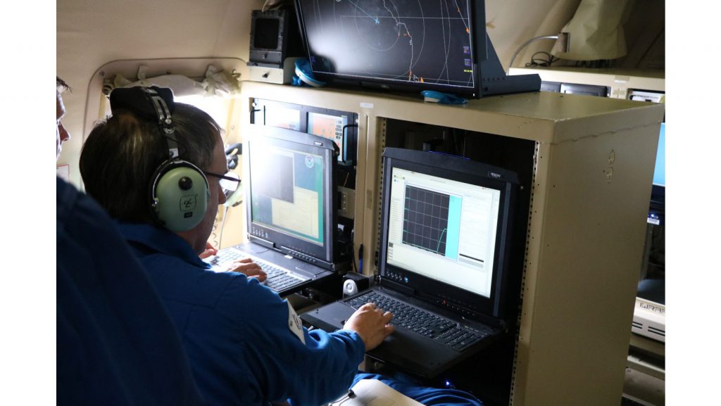 John Gamache supervisa los gráficos de control de calidad mientras está en el aire. Crédito de la foto: AOML/ NOAA.