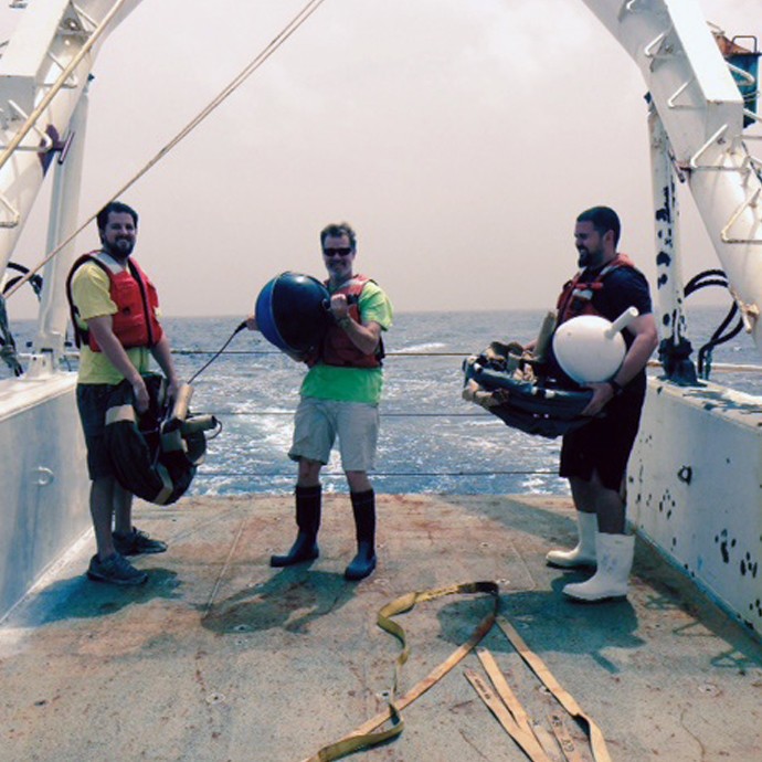 Los científicos del AOML despliegan vagabundos, recogen moldes de CTD y recuperan amarres. Crédito de la imagen: NOAA