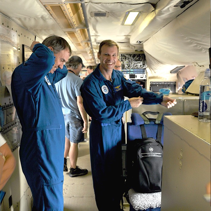 Los científicos Rob Rogers y Paul Reasor se preparan para el vuelo del huracán en Barry. Crédito de la foto, NOAA AOML.