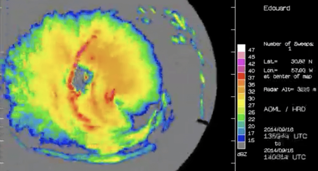 Esta imagen muestra el radar de fuselaje inferior del avión P-3 tomando datos de radar en el huracán Edouard. Crédito de la imagen: NOAA.