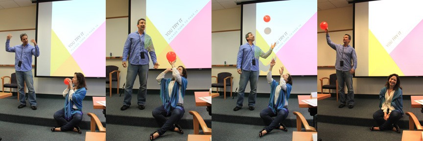 Uli Rivero y Erica Rule usan un globo como apoyo explicativo durante su charla NED. Crédito de la imagen: NOAA
