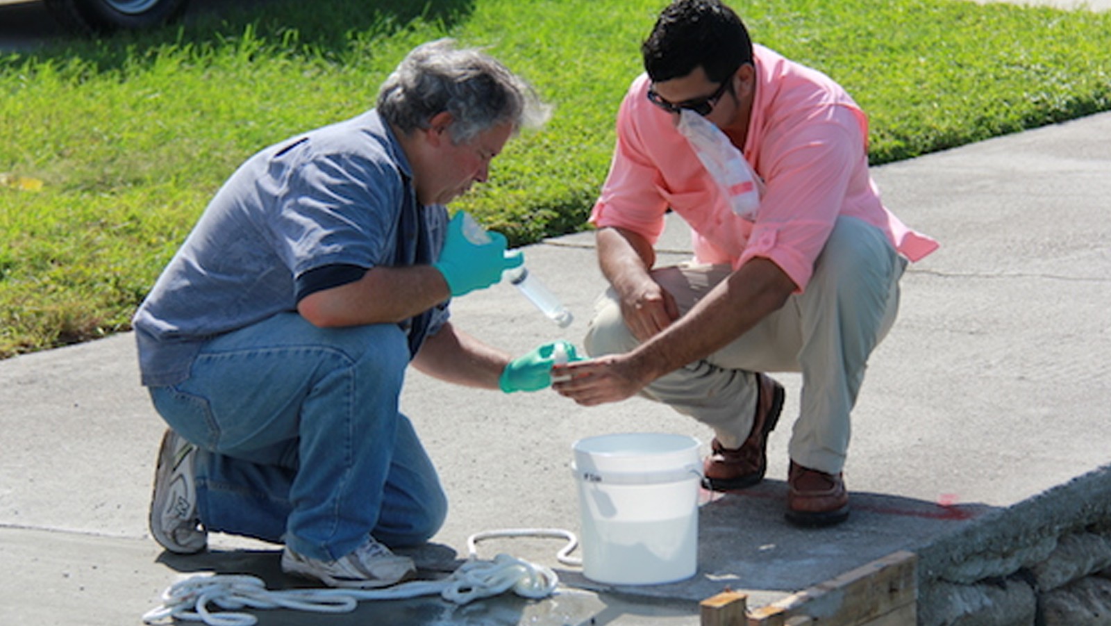 Los científicos recogen muestras de agua en el Parque Maurice Gibb Memorial durante la marea anual del Rey. Crédito de la imagen: NOAA