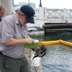 El Dr. Chris Sinigalliano toma medidas de la calidad del agua con un sensor de YSI. Crédito de la imagen: NOAA