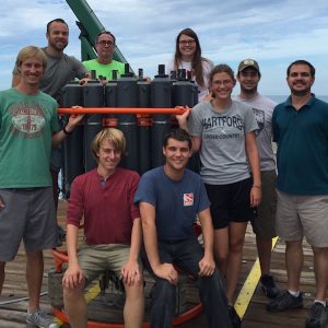 Los oceanógrafos físicos del AOML y los internos de verano con el CTD en la espalda del F.G. Walton Smith. Crédito de la imagen: NOAA