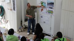 El científico del AOML discute el ciclo global del carbono con un grupo de estudiantes. Crédito de la imagen: NOAA