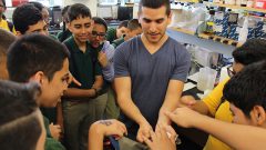 Un investigador de la Universidad de Miami muestra un pez sapo a un grupo de estudiantes de la UM