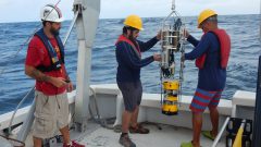 Los científicos trabajan para recuperar el planeador submarino en el Mar Caribe. Esta misión concluyó el 2 de junio. Crédito de la imagen: NOAA
