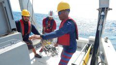 Los científicos trabajan para recuperar el planeador submarino en el Mar Caribe. Esta misión concluyó el 2 de junio. Crédito de la imagen: NOAA
