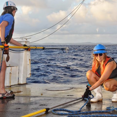 La participante de la Universidad de las Islas Vírgenes, Vanessa Wright, se prepara para recuperar el CTD. Crédito de la imagen: NOAA