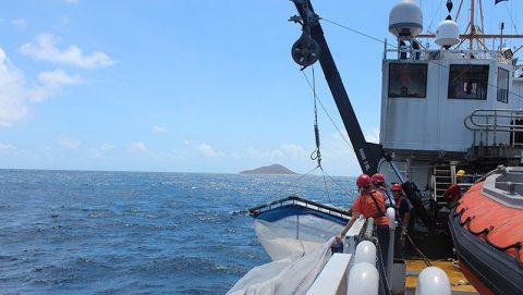 La tripulación recupera una de las redes S10 que se utilizan para recoger los peces larvales. Crédito de la imagen: NOAA