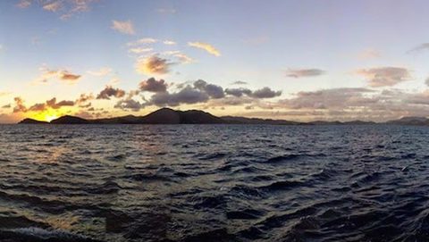 imagen de la isla de Santo Tomás tomada a bordo del Nancy Foster. Crédito de la imagen: NOAA
