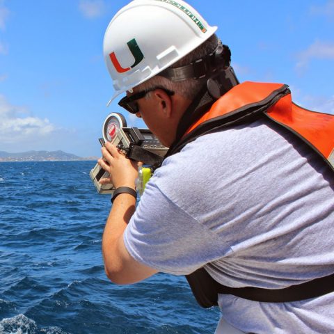 Dan Otis de la Universidad del Sur de Florida mide la reflectancia de teledetección con un espectro-radiómetro, que mide las longitudes de onda individuales de la luz. Crédito de la imagen: NOAA