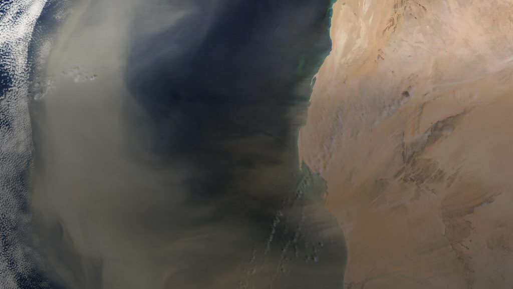 Las imágenes del satélite GOES muestran que la capa de aire sahariana se desplaza por África hacia la cuenca atlántica.