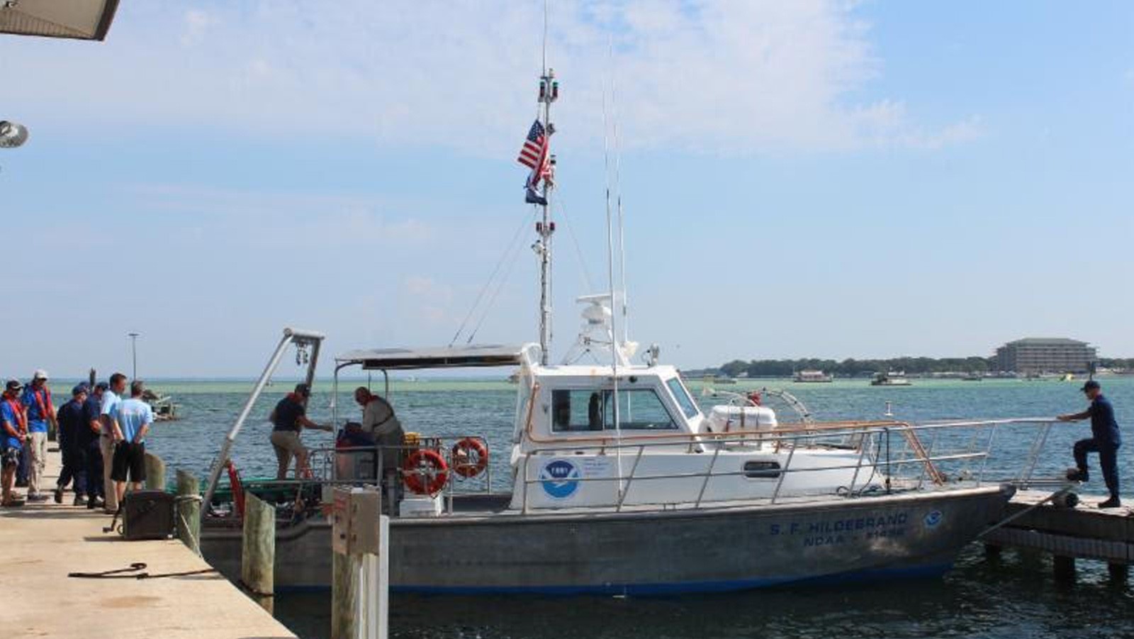 El equipo de la NOAA prepara el R/V Hildebrand para la liberación de una tortuga laúd rehabilitada. Crédito de la imagen: Gulfarium Marine Adventure Park.