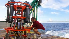 Los científicos realizan experimentos en el Estrecho de Florida. Crédito de la imagen: NOAA