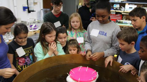 Los estudiantes observan cómo sus flotadores oceánicos son probados para la flotabilidad y la capacidad de mantener una carga útil. Crédito de la imagen: NOAA