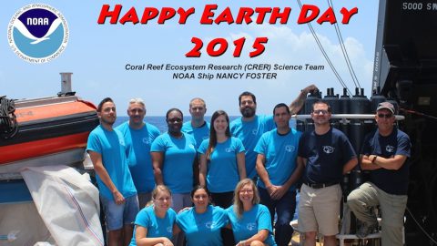 Feliz Día de la Tierra del equipo a bordo de la nave de la NOAA Nancy Foster en el Caribe. Crédito de la imagen: NOAA