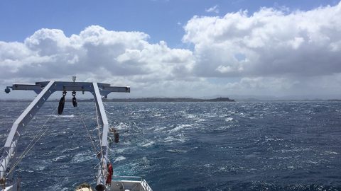 Imagen tomada en la popa del UNOLS R/V Endeavor mientras la nave está en marcha. Crédito de la imagen: NOAA