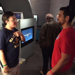El investigador de huracanes del AOML habla con un visitante del museo. Crédito de la imagen: NOAA