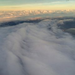 La cubierta de nubes vista por la ventana del avión P-3 mientras vuela a través del huracán Danny. Crédito de la imagen: NOAA