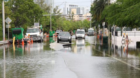 Las aguas de la inundación cubren porciones de Indian Creek Dr. en Miami Beach. Crédito de la imagen: NOAA