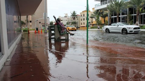 Las aguas de la marea gigante inundan partes de la Avenida Collins en Miami Beach. Crédito de la imagen: NOAA