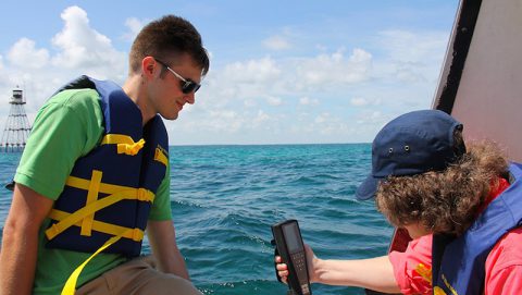 El personal y los internos del AOML toman lecturas de la calidad del agua en un medidor portátil de YSI en el Arrecife de Tennessee en el Santuario Marino Nacional de los Cayos de Florida. Crédito de la imagen: NOAA