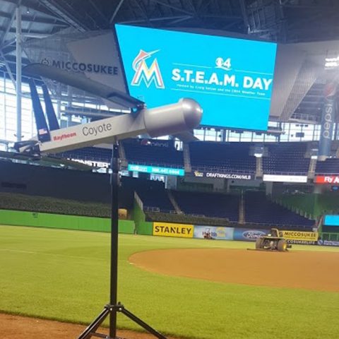 El UAS Coyote en el campo del Parque Marlins para CBS4